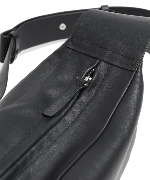YArKA（ヤーカ）の「【YArKA/ヤーカ】real leather big tuck design body bag [tdht4] / リアルレザータックデザインボディバッグ（ボディバッグ/ウエストポーチ・メンズ・ブラック・FREE）」の2枚目の写真