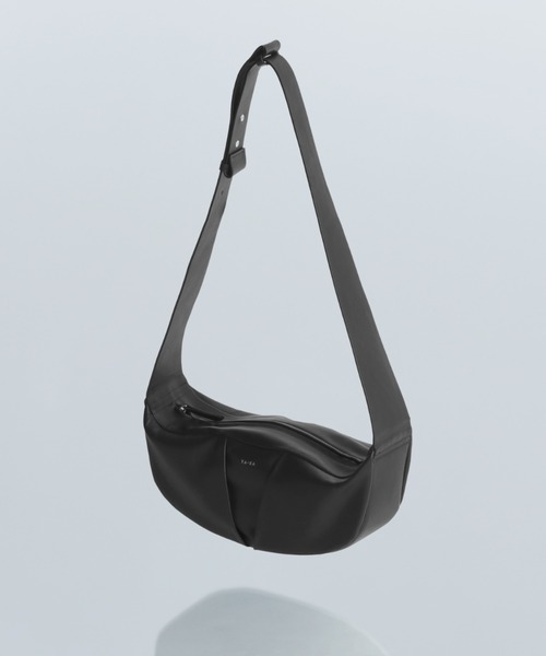 YArKA（ヤーカ）の「【YArKA/ヤーカ】real leather big tuck design body bag [tdht4] / リアルレザータックデザインボディバッグ（ボディバッグ/ウエストポーチ・メンズ・ブラック・FREE）」の5枚目の写真