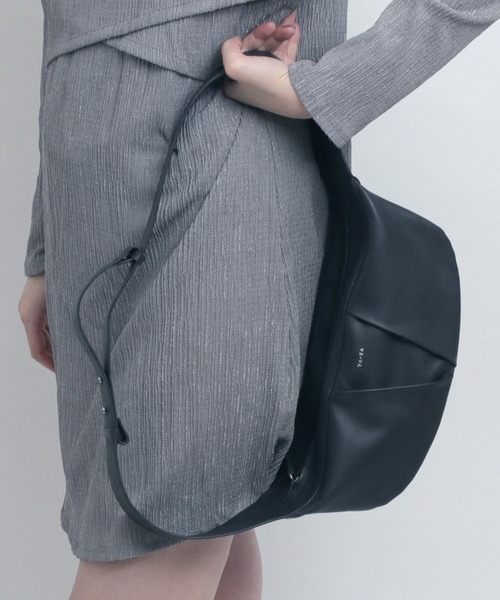 YArKA（ヤーカ）の「【YArKA/ヤーカ】real leather big tuck design body bag [tdht4] / リアルレザータックデザインボディバッグ（ボディバッグ/ウエストポーチ・メンズ・ブラック・FREE）」の22枚目の写真