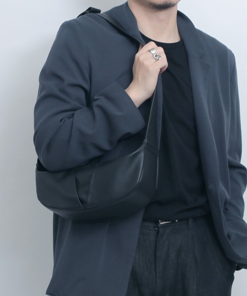 YArKA（ヤーカ）の「【YArKA/ヤーカ】real leather big tuck design body bag [tdht4] / リアルレザータックデザインボディバッグ（ボディバッグ/ウエストポーチ・メンズ・ブラック・FREE）」の21枚目の写真