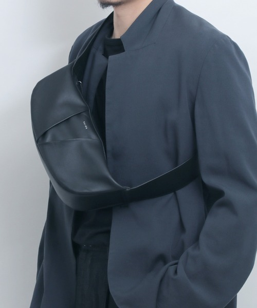 YArKA（ヤーカ）の「【YArKA/ヤーカ】real leather big tuck design body bag [tdht4] / リアルレザータックデザインボディバッグ（ボディバッグ/ウエストポーチ・メンズ・ブラック・FREE）」の19枚目の写真