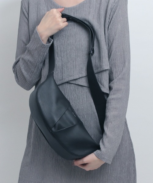 YArKA（ヤーカ）の「【YArKA/ヤーカ】real leather big tuck design body bag [tdht4] / リアルレザータックデザインボディバッグ（ボディバッグ/ウエストポーチ・メンズ・ブラック・FREE）」の18枚目の写真