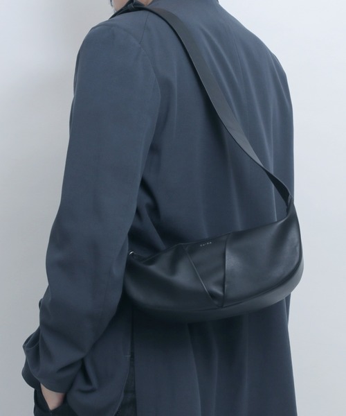 YArKA（ヤーカ）の「【YArKA/ヤーカ】real leather big tuck design body bag [tdht4] / リアルレザータックデザインボディバッグ（ボディバッグ/ウエストポーチ・メンズ・ブラック・FREE）」の17枚目の写真