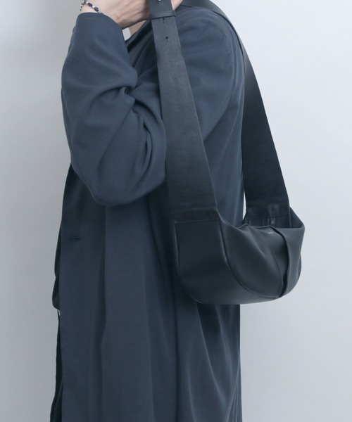YArKA（ヤーカ）の「【YArKA/ヤーカ】real leather big tuck design body bag [tdht4] / リアルレザータックデザインボディバッグ（ボディバッグ/ウエストポーチ・メンズ・ブラック・FREE）」の15枚目の写真