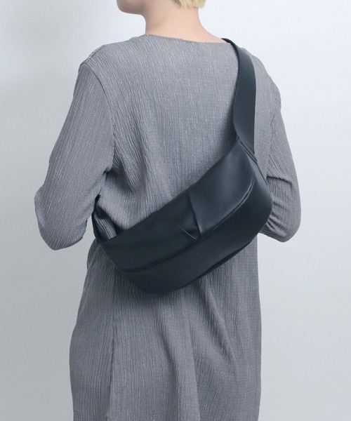 YArKA（ヤーカ）の「【YArKA/ヤーカ】real leather big tuck design body bag [tdht4] / リアルレザータックデザインボディバッグ（ボディバッグ/ウエストポーチ・メンズ・ブラック・FREE）」の14枚目の写真