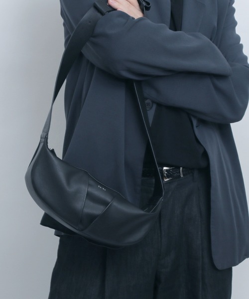 YArKA（ヤーカ）の「【YArKA/ヤーカ】real leather big tuck design body bag [tdht4] / リアルレザータックデザインボディバッグ（ボディバッグ/ウエストポーチ・メンズ・ブラック・FREE）」の13枚目の写真