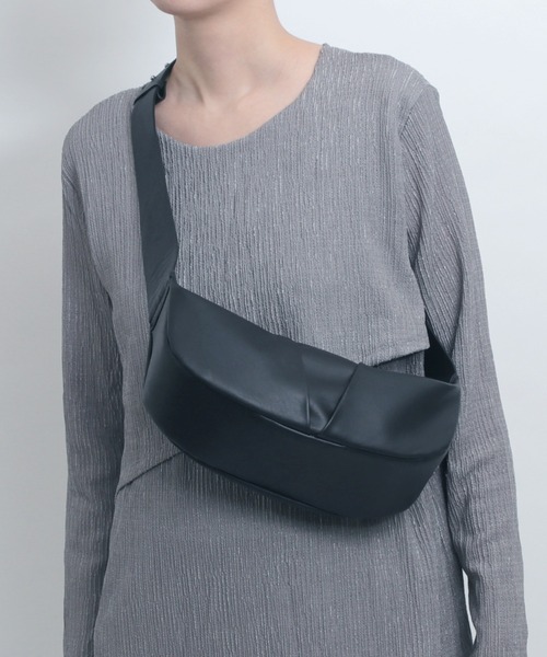 YArKA（ヤーカ）の「【YArKA/ヤーカ】real leather big tuck design body bag [tdht4] / リアルレザータックデザインボディバッグ（ボディバッグ/ウエストポーチ・メンズ・ブラック・FREE）」の12枚目の写真