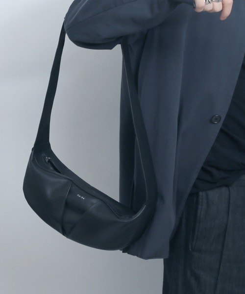 YArKA（ヤーカ）の「【YArKA/ヤーカ】real leather big tuck design body bag [tdht4] / リアルレザータックデザインボディバッグ（ボディバッグ/ウエストポーチ・メンズ・ブラック・FREE）」の11枚目の写真