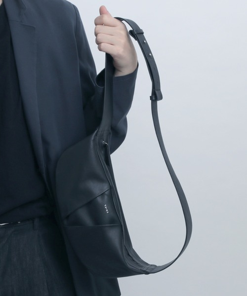 YArKA（ヤーカ）の「【YArKA/ヤーカ】real leather big tuck design body bag [tdht4] / リアルレザータックデザインボディバッグ（ボディバッグ/ウエストポーチ・メンズ・ブラック・FREE）」の10枚目の写真