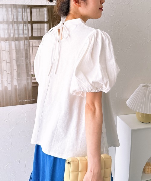 nissen(ニッセン)の「【販売終了】綿100%バックリボンスタンドカラーパフスリーブカットソートップス(Tシャツ/カットソー・レディース・オフホワイト/ブラック・M/L)」の1枚目の写真