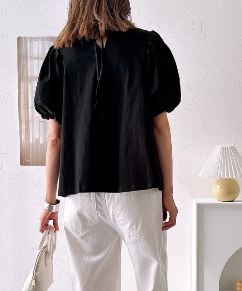 nissen(ニッセン)の「【販売終了】綿100%バックリボンスタンドカラーパフスリーブカットソートップス(Tシャツ/カットソー・レディース・オフホワイト/ブラック・M/L)」の5枚目の写真