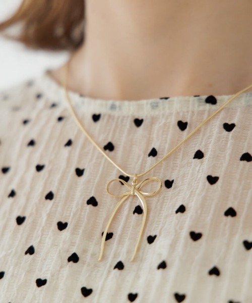 flower(フラワー)の「リボンチャームネックレス(ネックレス・レディース・ゴールド/シルバー・FREE)」の1枚目の写真