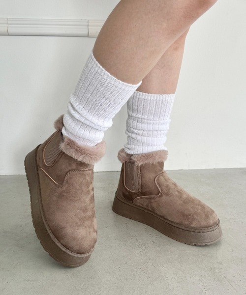 Loueme（ルエム）の「サイドゴアムートンブーツ（ブーツ・レディース・ブラック/アイボリー/モカ・23.5cm/24.5cm）」の3枚目の写真