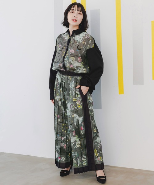 iS ScoLar（イズスカラー）の「543225：犬好きの蒐集家の部屋or花と星座モチーフ柄 切替シャツ（シャツ/ブラウス・レディース・ブラック/グレー・M）」の4枚目の写真