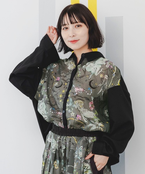 iS ScoLar（イズスカラー）の「543225：犬好きの蒐集家の部屋or花と星座モチーフ柄 切替シャツ（シャツ/ブラウス・レディース・ブラック/グレー・M）」の5枚目の写真