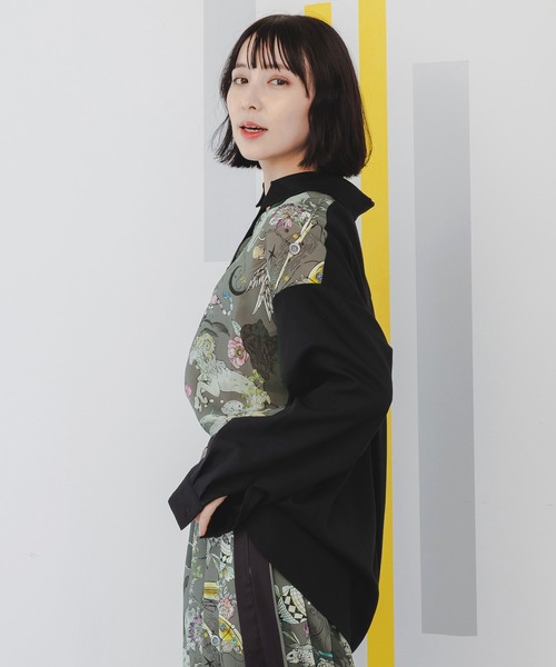 iS ScoLar（イズスカラー）の「543225：犬好きの蒐集家の部屋or花と星座モチーフ柄 切替シャツ（シャツ/ブラウス・レディース・ブラック/グレー・M）」の6枚目の写真