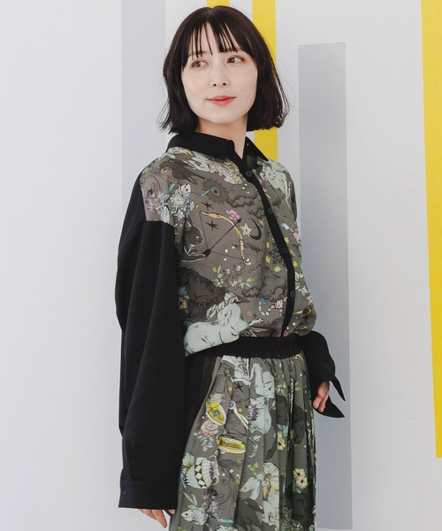 iS ScoLar（イズスカラー）の「543225：犬好きの蒐集家の部屋or花と星座モチーフ柄 切替シャツ（シャツ/ブラウス・レディース・ブラック/グレー・M）」の8枚目の写真