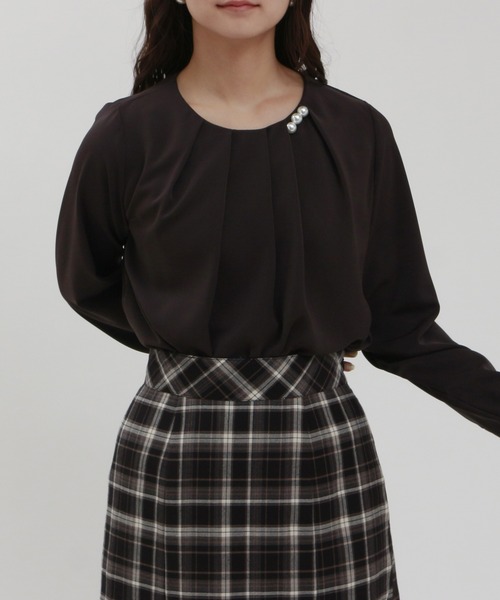 TRUDEA(トルディア)の「とろみ素材 アシメネック パール付きブラウス(シャツ/ブラウス・レディース・ワイン/ダークグリーン/ホワイト/ブラウン・MEDIUM/LARGE)」の3枚目の写真