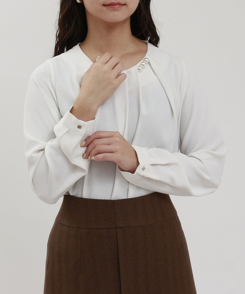 TRUDEA(トルディア)の「とろみ素材 アシメネック パール付きブラウス(シャツ/ブラウス・レディース・ワイン/ダークグリーン/ホワイト/ブラウン・MEDIUM/LARGE)」の2枚目の写真