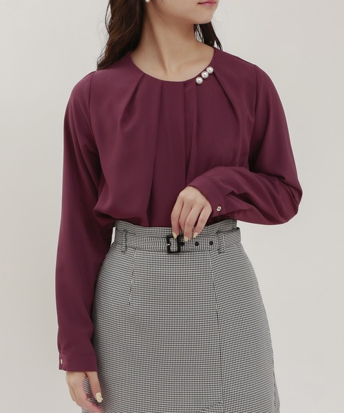 TRUDEA(トルディア)の「とろみ素材 アシメネック パール付きブラウス(シャツ/ブラウス・レディース・ワイン/ダークグリーン/ホワイト/ブラウン・MEDIUM/LARGE)」の1枚目の写真