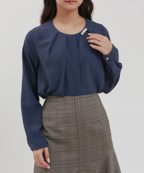 TRUDEA(トルディア)の「とろみ素材 アシメネック パール付きブラウス(シャツ/ブラウス・レディース・ワイン/ダークグリーン/ホワイト/ブラウン・MEDIUM/LARGE)」の4枚目の写真