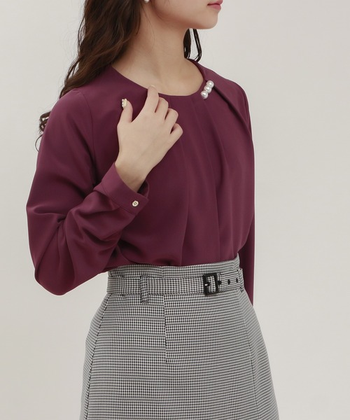 TRUDEA(トルディア)の「とろみ素材 アシメネック パール付きブラウス(シャツ/ブラウス・レディース・ワイン/ダークグリーン/ホワイト/ブラウン・MEDIUM/LARGE)」の5枚目の写真