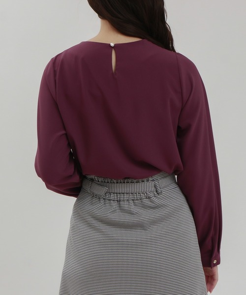 TRUDEA(トルディア)の「とろみ素材 アシメネック パール付きブラウス(シャツ/ブラウス・レディース・ワイン/ダークグリーン/ホワイト/ブラウン・MEDIUM/LARGE)」の6枚目の写真