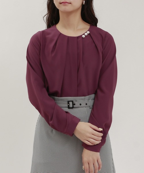 TRUDEA(トルディア)の「とろみ素材 アシメネック パール付きブラウス(シャツ/ブラウス・レディース・ワイン/ダークグリーン/ホワイト/ブラウン・MEDIUM/LARGE)」の7枚目の写真