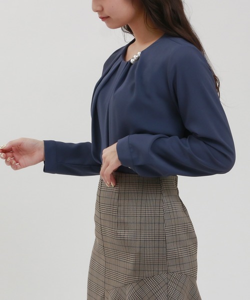 TRUDEA(トルディア)の「とろみ素材 アシメネック パール付きブラウス(シャツ/ブラウス・レディース・ワイン/ダークグリーン/ホワイト/ブラウン・MEDIUM/LARGE)」の10枚目の写真
