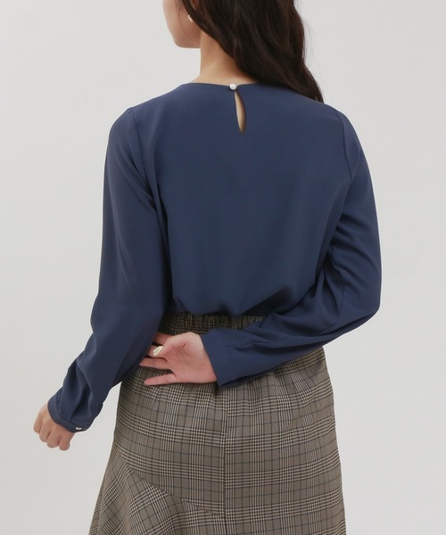 TRUDEA(トルディア)の「とろみ素材 アシメネック パール付きブラウス(シャツ/ブラウス・レディース・ワイン/ダークグリーン/ホワイト/ブラウン・MEDIUM/LARGE)」の11枚目の写真