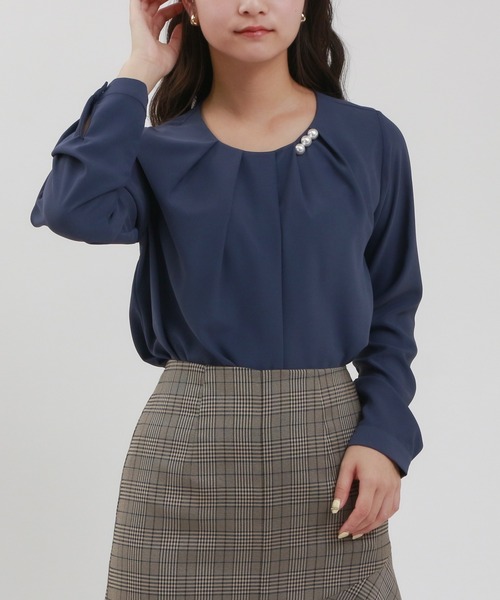 TRUDEA(トルディア)の「とろみ素材 アシメネック パール付きブラウス(シャツ/ブラウス・レディース・ワイン/ダークグリーン/ホワイト/ブラウン・MEDIUM/LARGE)」の9枚目の写真
