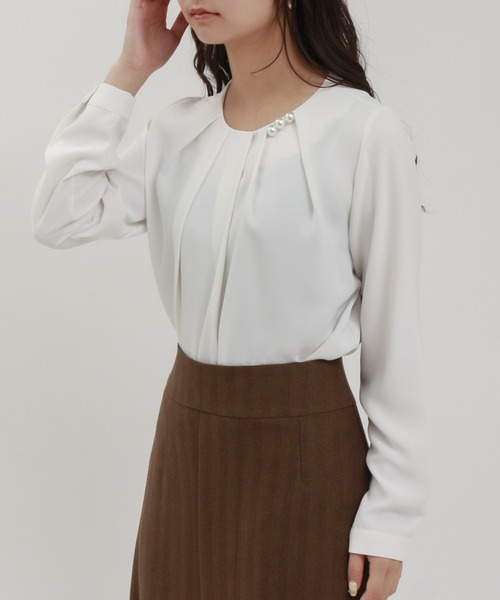 TRUDEA(トルディア)の「とろみ素材 アシメネック パール付きブラウス(シャツ/ブラウス・レディース・ワイン/ダークグリーン/ホワイト/ブラウン・MEDIUM/LARGE)」の14枚目の写真