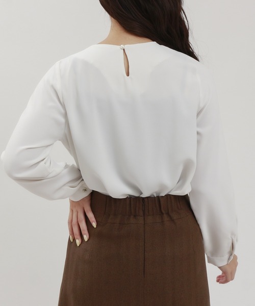 TRUDEA(トルディア)の「とろみ素材 アシメネック パール付きブラウス(シャツ/ブラウス・レディース・ワイン/ダークグリーン/ホワイト/ブラウン・MEDIUM/LARGE)」の15枚目の写真