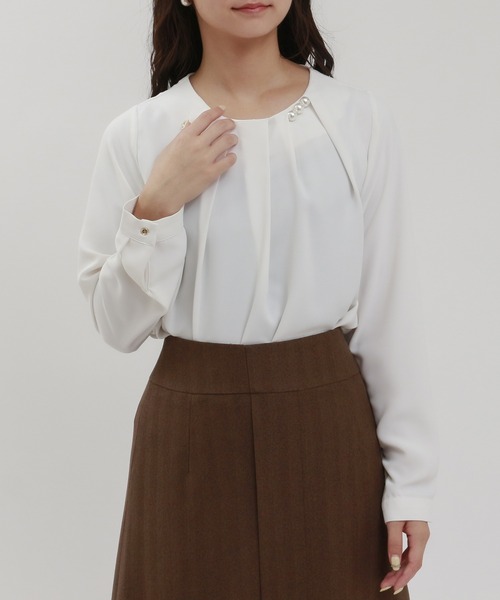 TRUDEA(トルディア)の「とろみ素材 アシメネック パール付きブラウス(シャツ/ブラウス・レディース・ワイン/ダークグリーン/ホワイト/ブラウン・MEDIUM/LARGE)」の13枚目の写真