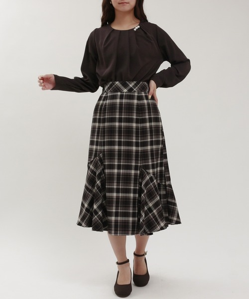 TRUDEA(トルディア)の「とろみ素材 アシメネック パール付きブラウス(シャツ/ブラウス・レディース・ワイン/ダークグリーン/ホワイト/ブラウン・MEDIUM/LARGE)」の21枚目の写真