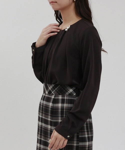 TRUDEA(トルディア)の「とろみ素材 アシメネック パール付きブラウス(シャツ/ブラウス・レディース・ワイン/ダークグリーン/ホワイト/ブラウン・MEDIUM/LARGE)」の18枚目の写真