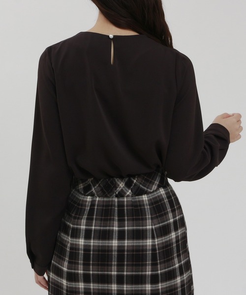 TRUDEA(トルディア)の「とろみ素材 アシメネック パール付きブラウス(シャツ/ブラウス・レディース・ワイン/ダークグリーン/ホワイト/ブラウン・MEDIUM/LARGE)」の19枚目の写真