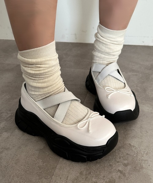 apres jour mignon(アプレジュールミニョン)の「厚底リボンシューズ【ZOZOTOWN限定アイテム】(ローファー・レディース・シルバー/ブラック/オフホワイト・MEDIUM/SMALL/X-LARGE/LARGE)」の2枚目の写真