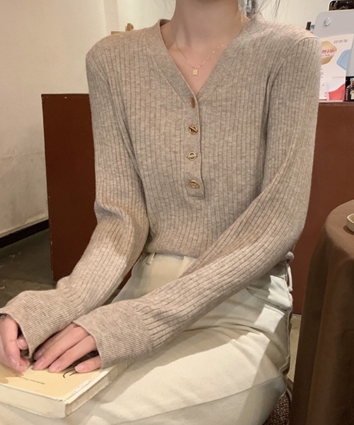 ECLIN（エクラン）の「Vネックリブニットプルオーバー（ニット/セーター・レディース・カーキ/ベージュ/アイボリー/ブラック・FREE）」の3枚目の写真