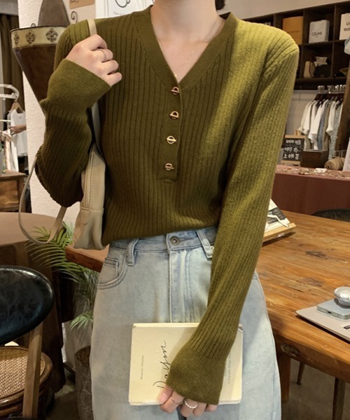 ECLIN（エクラン）の「Vネックリブニットプルオーバー（ニット/セーター・レディース・カーキ/ベージュ/アイボリー/ブラック・FREE）」の4枚目の写真