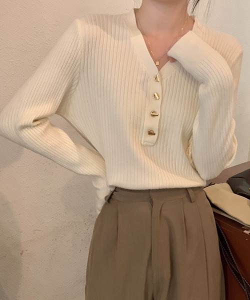 ECLIN（エクラン）の「Vネックリブニットプルオーバー（ニット/セーター・レディース・カーキ/ベージュ/アイボリー/ブラック・FREE）」の2枚目の写真