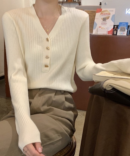 ECLIN（エクラン）の「Vネックリブニットプルオーバー（ニット/セーター・レディース・カーキ/ベージュ/アイボリー/ブラック・FREE）」の15枚目の写真