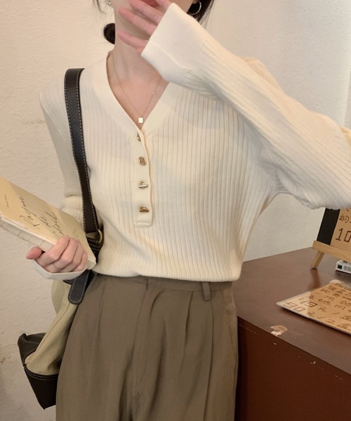 ECLIN（エクラン）の「Vネックリブニットプルオーバー（ニット/セーター・レディース・カーキ/ベージュ/アイボリー/ブラック・FREE）」の16枚目の写真