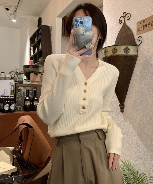 ECLIN（エクラン）の「Vネックリブニットプルオーバー（ニット/セーター・レディース・カーキ/ベージュ/アイボリー/ブラック・FREE）」の18枚目の写真