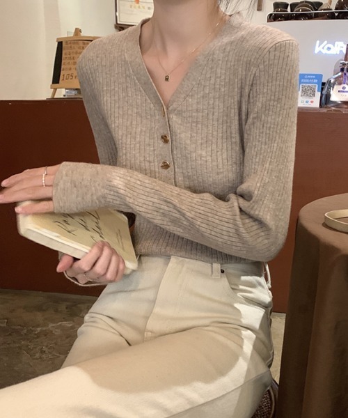 ECLIN（エクラン）の「Vネックリブニットプルオーバー（ニット/セーター・レディース・カーキ/ベージュ/アイボリー/ブラック・FREE）」の10枚目の写真