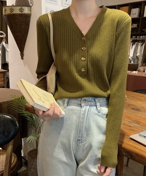 ECLIN（エクラン）の「Vネックリブニットプルオーバー（ニット/セーター・レディース・カーキ/ベージュ/アイボリー/ブラック・FREE）」の5枚目の写真