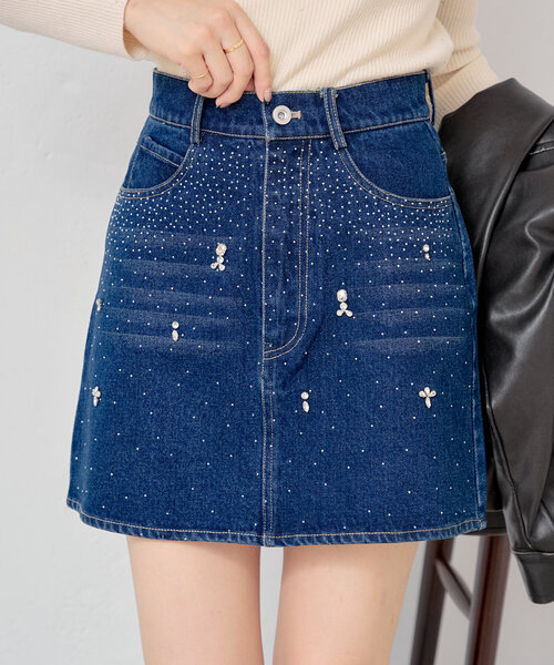 Chico（チコ）の「ビジュー付き台形ミニスカート（スカート・レディース・ブラック/ネイビー/ベージュ・FREE）」の3枚目の写真