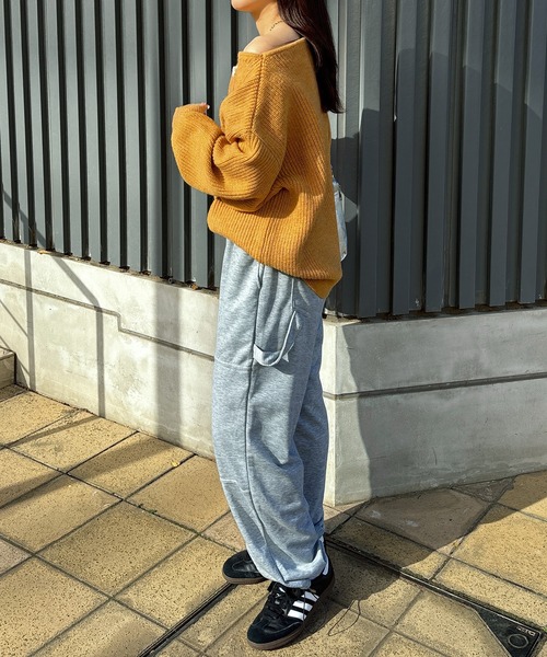 ISOOK(アイスー)の「【ISOOK / アイスー】ボートネック2wayニット / オーバーサイズ ビックシルエット ロング丈 チュニック丈 オフショル マルチウェイ セーター アルパカタッチ ハイゲージ 体型カバー オレンジ ホワイト グレー 白 ZOZOTOWN限定(ニット/セーター・レディース・オレンジ/グレー/アイボリー・FREE)」の4枚目の写真