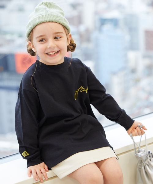 devirock（デビロック）の「綿100% お洗濯してもよれにくい ビッグシルエット袖リブ ワンポイント刺繍 アソート 長袖Tシャツ（Tシャツ/カットソー・キッズ・ブラック系2/ブルー系2/ブルー系/ブラック系/グリーン系/ベージュ系/ブルー系3/ブラック系3/ネイビー系/パープル系/グレー系/ブラック系4/ホワイト系・110cm/100cm/160cm/150cm/140cm/130cm/120cm）」の4枚目の写真