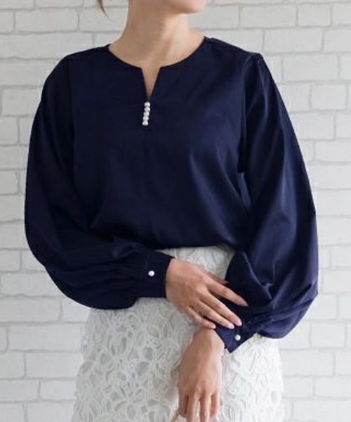 aquagarage（アクアガレージ）の「キーネックパールボタンブラウス（シャツ/ブラウス・レディース・ブラック/グレー/ホワイト/ネイビー・M/L）」の4枚目の写真